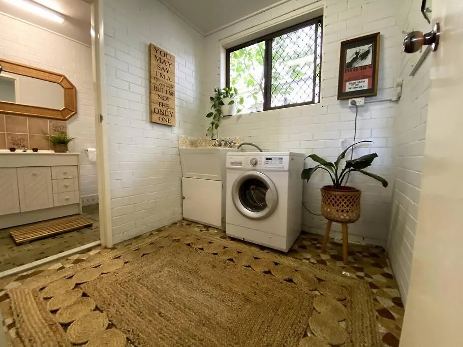 Pet Friendly & Super Central Retro Beach Pad! Голд-Кост